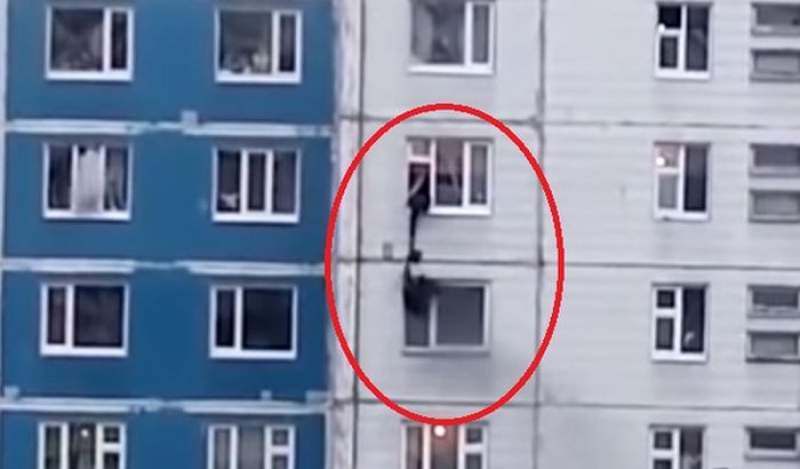 Momentul în care o tânără este salvată pe fereastră, după ce i-a luat foc casa (VIDEO)