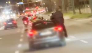 Bărbat filmat în timp ce stă agăţat de portiera unui autoturism aflat în mişcare, pe o stradă din Brașov (VIDEO)
