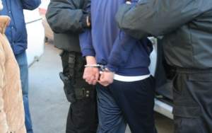 Bărbat reținut de polițiștii bucureșteni în urma a patru percheziții într-un dosar de șantaj