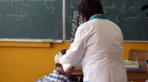 Peste 130 de elevi, depistați cu păduchi și râie în urma triajului epidemiologic făcut în școlile din Galați
