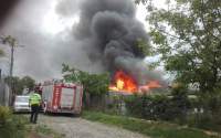 Incendiu puternic la un depozit de haine din Iași