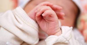 10% din salariu pentru o perioadă de trei luni - sancțiunea primită de asistenta din Ploieși care a încurcat fetițele la externarea din maternitate