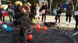 Protest antiguvernamental cu baloane, la Galați: „Roșul este culoarea corupției”