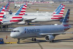 Familie cu un copil mic, dată jos dintr-un avion American Airlines pentru că... „miroseau”