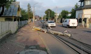 Un șofer băut bine a lăsat în întuneric mai multe case din Târgu Neamț, după ce a pus la pământ doi stâlpi de electricitate