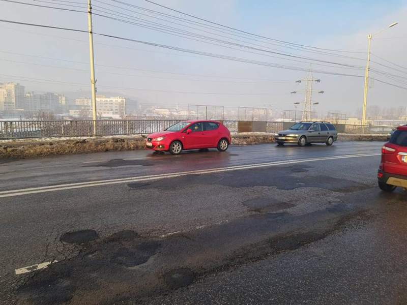 Primăria și Direcția de Drumuri și Poduri își revendică gropile de pe Pasajul Socola