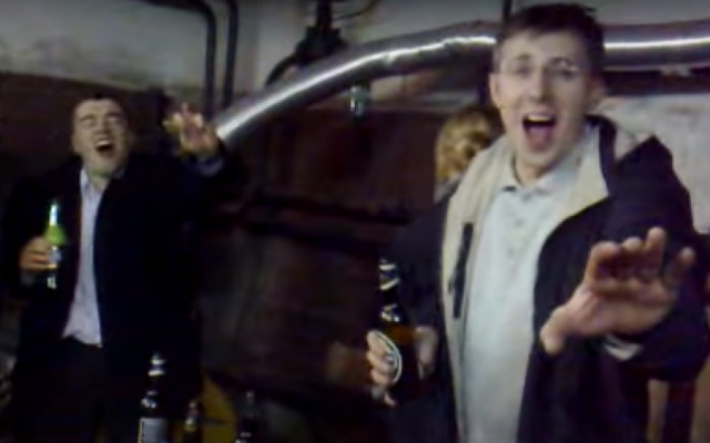 VIDEO. Primarul Dorin Chirtoacă, mai vesel decât se cuvine! Petrecere cu bere și muzică rusească în garaj