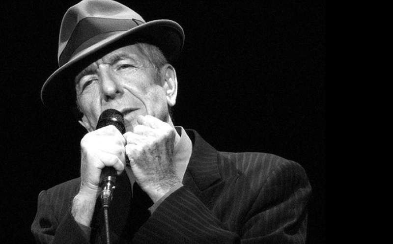 Propunere vestimentară pentru această iarnă – stilul elegant și sobru al regretatului artist Leonard Cohen (VIDEO)