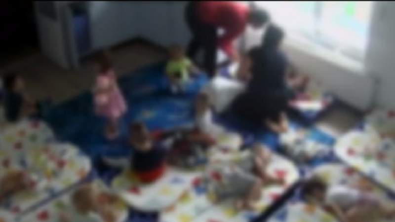 Educatoarea și îngrijitoarea care au umilit copiii de la o creșă din Alba Iulia, urmărite penal