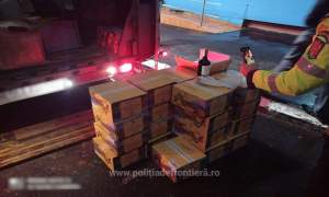 Autocar moldovenesc oprit din drumul spre Italia și indisponibilizat. Sute de sticle de vin găsite în compartimentul de bagaje (VIDEO)