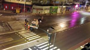 Ambulanță în misiune lovită de un șofer beat, proiectată într-o stație de tramvai din Galați (VIDEO)