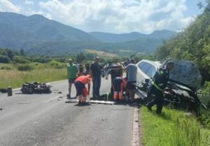 Un șofer care efectua o depășire pe DN 68 a intrat cu mașina într-un grup de motocicliști unguri: două persoane au murit și una a fost grav rănită