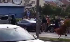 „Arestare în direct”. Acțiune DIICOT pe străzile din Deva: „Uite acolo, jos, sunt numai pistoale şi arme, confiscate” (VIDEO)
