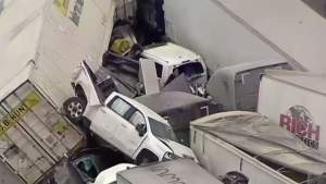 Imagini apocaliptice! Accident în lanț cu 130 de mașini, în Texas: morți și mormane de fier întinse pe mai mult de un kilometru de autostradă (VIDEO)