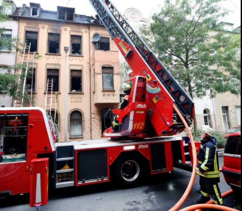 Incendiu devastator la un bloc din Germania locuit de 19 români și un sârb: cel puțin doi morți