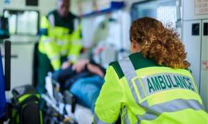 Un pacient declarat mort de paramedicii britanici de pe ambulanță s-a trezit la spital