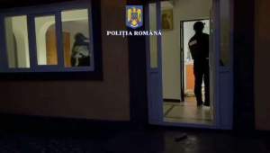 Doi tineri din Ploiești, audiați de polițiști după ce au bătut un bărbat care le-a spus să stea la rând