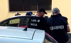 Percheziții la Pașcani: procurorii DIICOT împreună cu carabinierii italieni, acțiune de amploare pentru destructurarea unei grupări de trafic de persoane. Opt persoane, arestate (VIDEO)