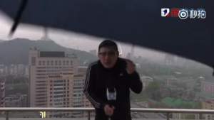 ȘOCANT! Reporter lovit de fulger în timp ce prezenta în direct vremea (VIDEO)
