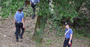 Moarte suspectă: român găsit spânzurat într-un parc din Italia