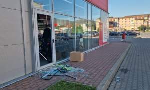 Jaf la un magazin Altex din Alba Iulia, filmat de un trecător (VIDEO)
