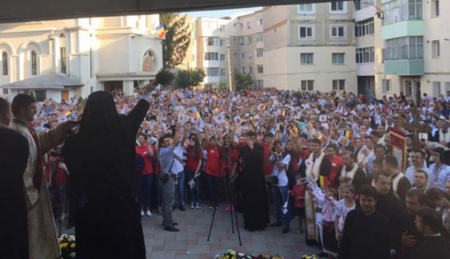 Sute de preoți și mii de credincioși la procesiunea Moaştelor Sfântului Nicolae de la Onești și Moinești