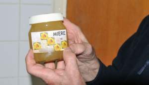 S-a întins la borcanul cu miere: hoț cu experiență, reținut de polițiștii din Țibănești