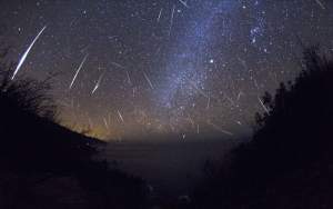 Cu ochii pe bolta înstelată: ploaie de meteori, în această noapte