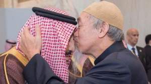 Rar vezi așa ceva: regele Arabiei Saudite, sărutat pe frunte în public