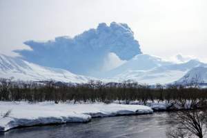 Imagini impresionante! Un vulcan din Kamceatka s-a trezit din „somn” după 250 de ani (VIDEO)