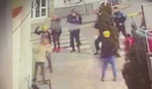VIDEO. Bărbat împuşcat de poliţişti pe stradă după ce şi-a atacat soţia cu un cuţit. S-a întâmplat în Tecuci