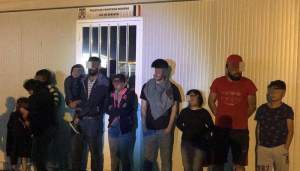 Zece irakieni, depistați ascunși într-o semiremorcă, la granița cu Ungaria