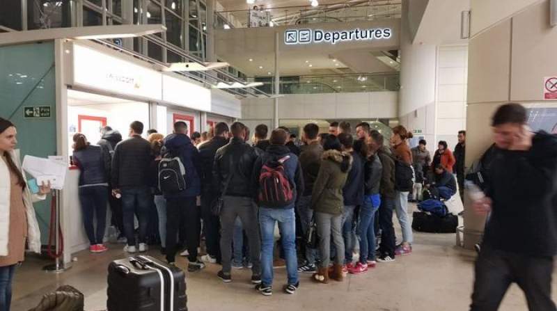 Români blocați pe aeroportul din Liverpool. Avioanele sunt ținute la sol din cauza furtunii Ophelia