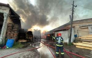 Un mort și trei răniți, într-un incendiu izbucnit la un depozit de carburant și material lemnos din Mureș