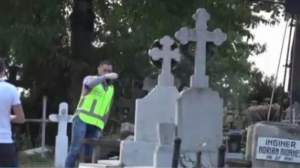 Unul dintre golanii care au vandalizat cimitirul din Botoșani a fost prins. Ce le-a spus polițiștilor
