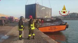 Explozie într-un port din Italia: trei persoane au murit după ce au fost aruncate de undele de șoc pe chei și în mare (VIDEO)