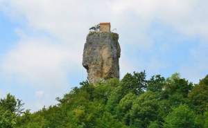 Uimitor! Povestea călugărului care trăieşte singur pe vârful Katskhi pillar (VIDEO)
