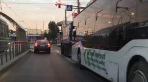 S-a defectat: Autobuz Isuzu nou-nouț, scos cu mașina de intervenție de pe traseu (VIDEO)