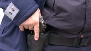 Un polițist din Covasna a tras focuri de armă spre vecinii săi, apoi a vrut să se sinucidă
