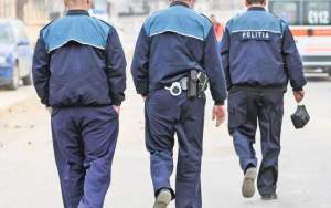 Un polițist din Cluj a fost filmat călcând pe cap un bărbat încătușat