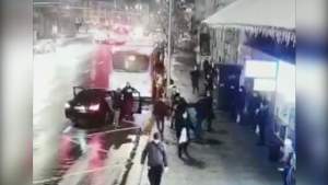 Trei bărbați au fost reținuți după ce au răpit o adolescentă de pe o stradă din Cluj Napoca. Mai mulți trecători au asistat la scenă fără a interveni (VIDEO)