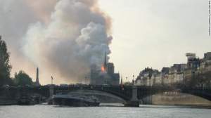 Incendiu violent la un monument emblemantic al Franței: acoperișul Catedralei Notre-Dame a fost mistuit de flăcări (VIDEO)