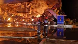 Clădirea fostului club Bamboo din Mamaia, distrusă într-un incendiu violent
