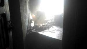 Incendiu puternic într-un bloc din Vaslui: un bărbat, scos din foc arsuri pe 70% din suprafața corpului