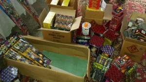 A început „vânătoarea” contrabandiștilor de artificii: dosar penal pentru o ieșeancă depistată cu 120 de obiecte pirotehnice în mașină