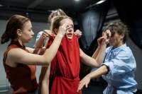 Eveniment caritabil la Teatrul Național Iași: „Dar de ce să tac?” – spectacol de dans contemporan inspirat din experiențele victimelor violenței domestice