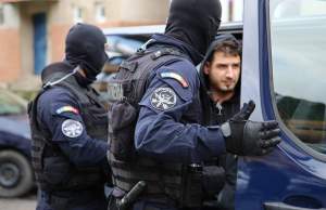 Percheziții la traficanți de droguri din Caraș-Severin, Reșița și Timișoara: 22 de persoane, aduse la audieri (VIDEO)