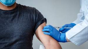 În loc de vaccin anti-COVID, unor cadre medicale din Italia le-a fost injectat ser fiziologic