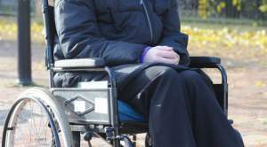 Tânără în scaun cu rotile, alungată din comună pe motiv că Primăria nu are bani pentru persoane cu handicap