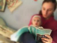 POVESTEA fetiţei din Botoşani care a renunţat la copilărie pentru a-și crește copilul: A fost făcut din dragoste
